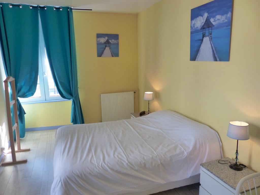 Logis Hotel Au Croissant Buzançais Exteriör bild