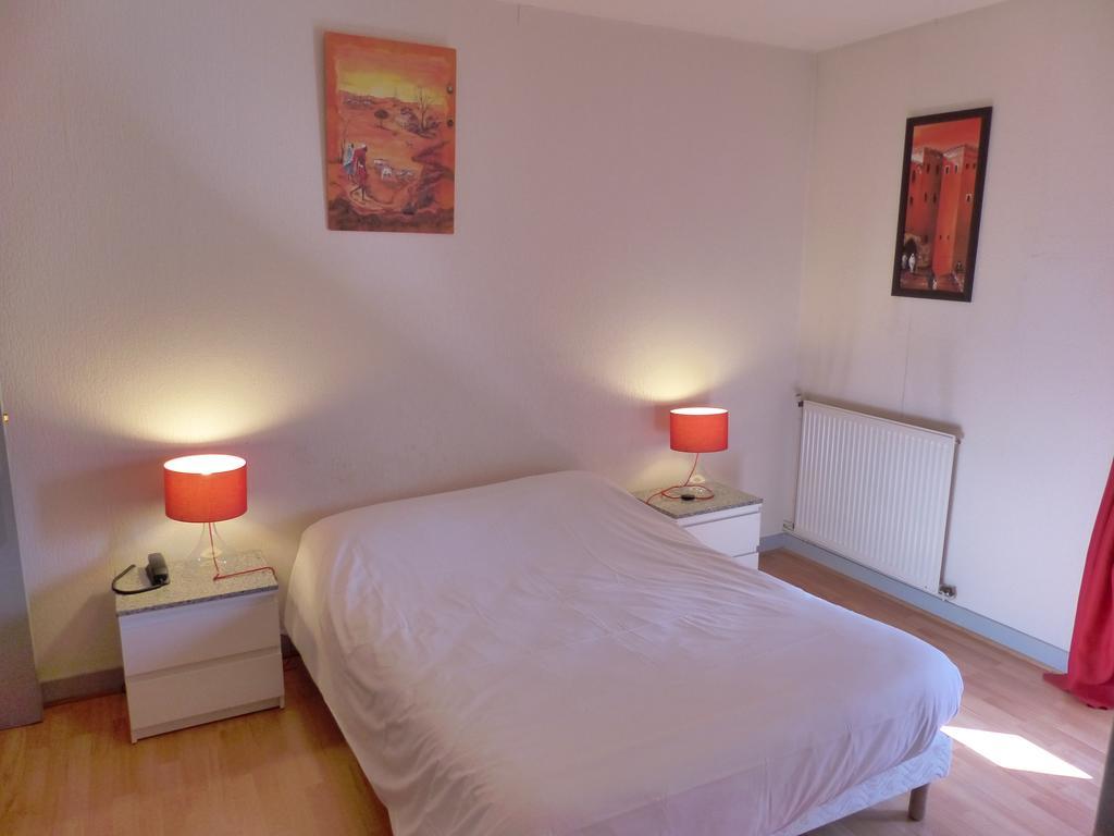 Logis Hotel Au Croissant Buzançais Exteriör bild