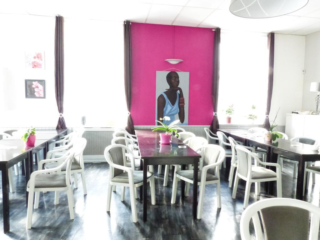 Logis Hotel Au Croissant Buzançais Exteriör bild