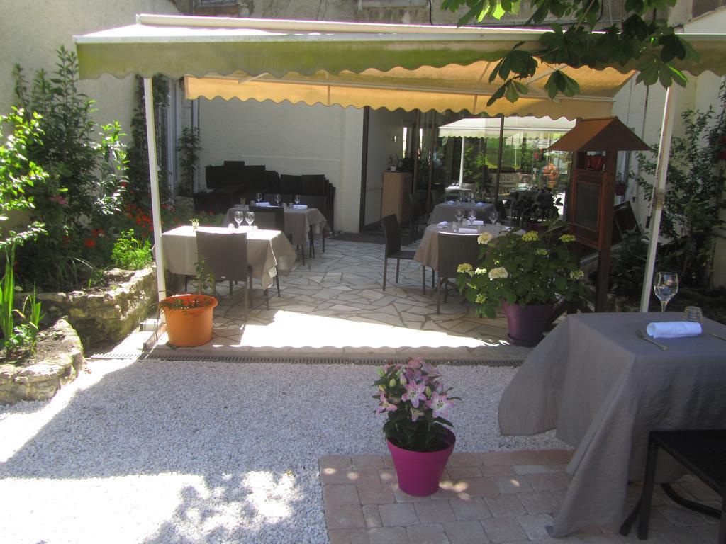 Logis Hotel Au Croissant Buzançais Exteriör bild