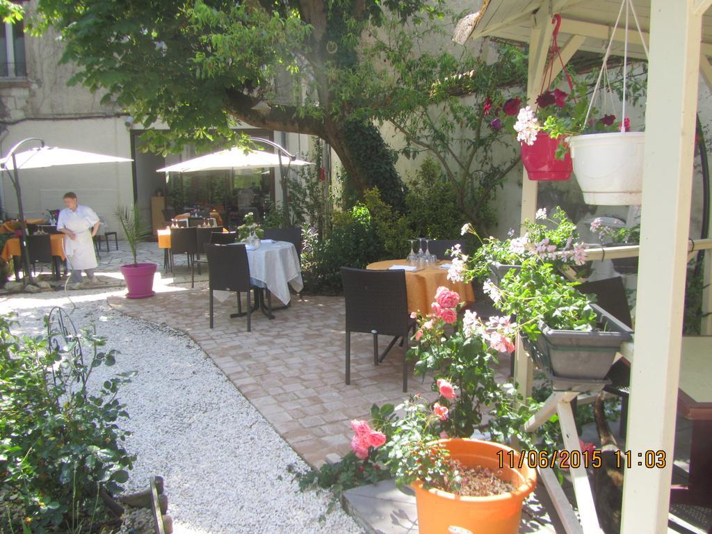 Logis Hotel Au Croissant Buzançais Exteriör bild
