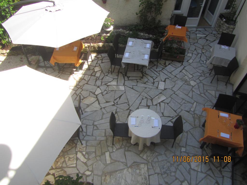 Logis Hotel Au Croissant Buzançais Exteriör bild
