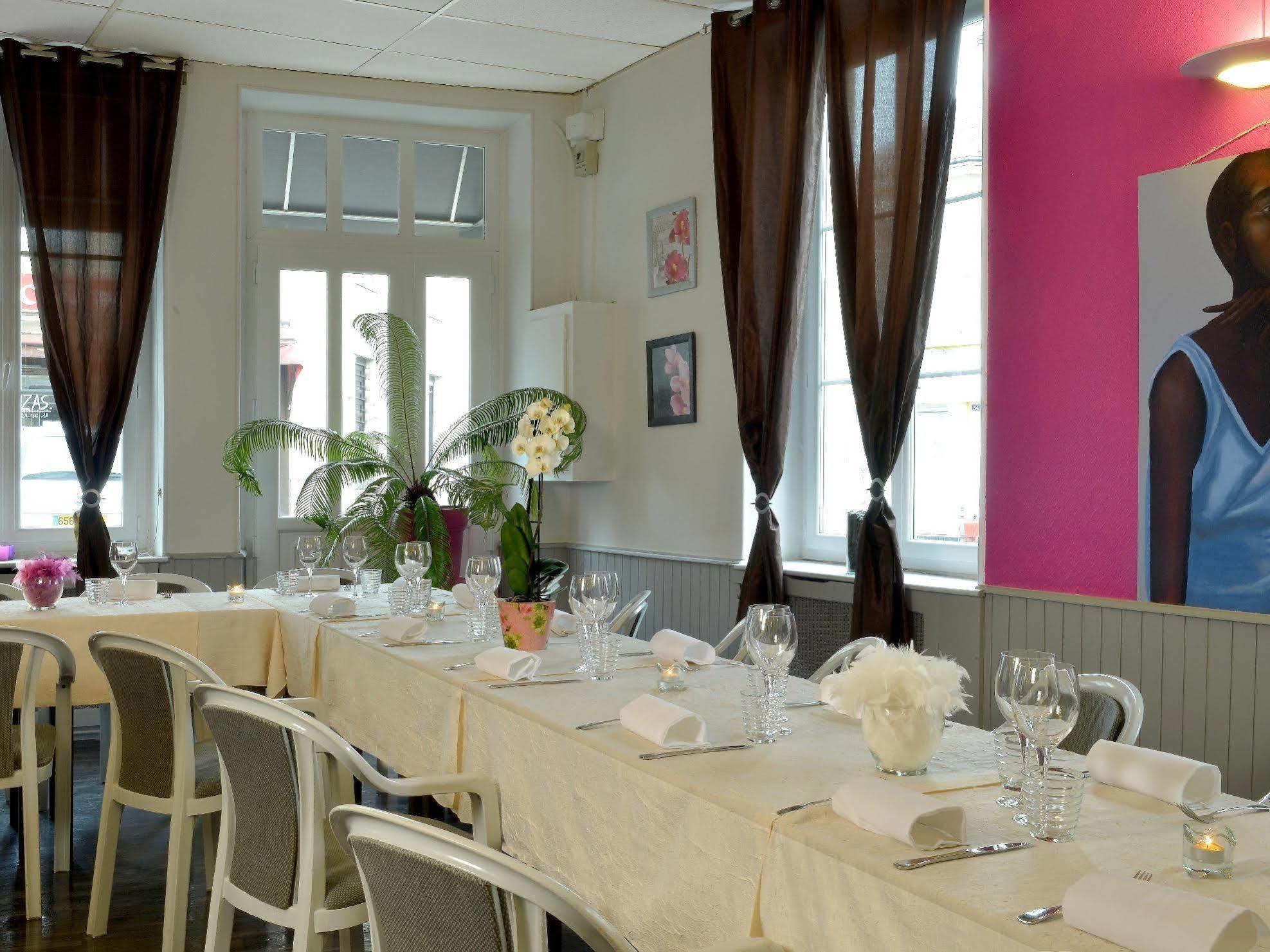 Logis Hotel Au Croissant Buzançais Exteriör bild
