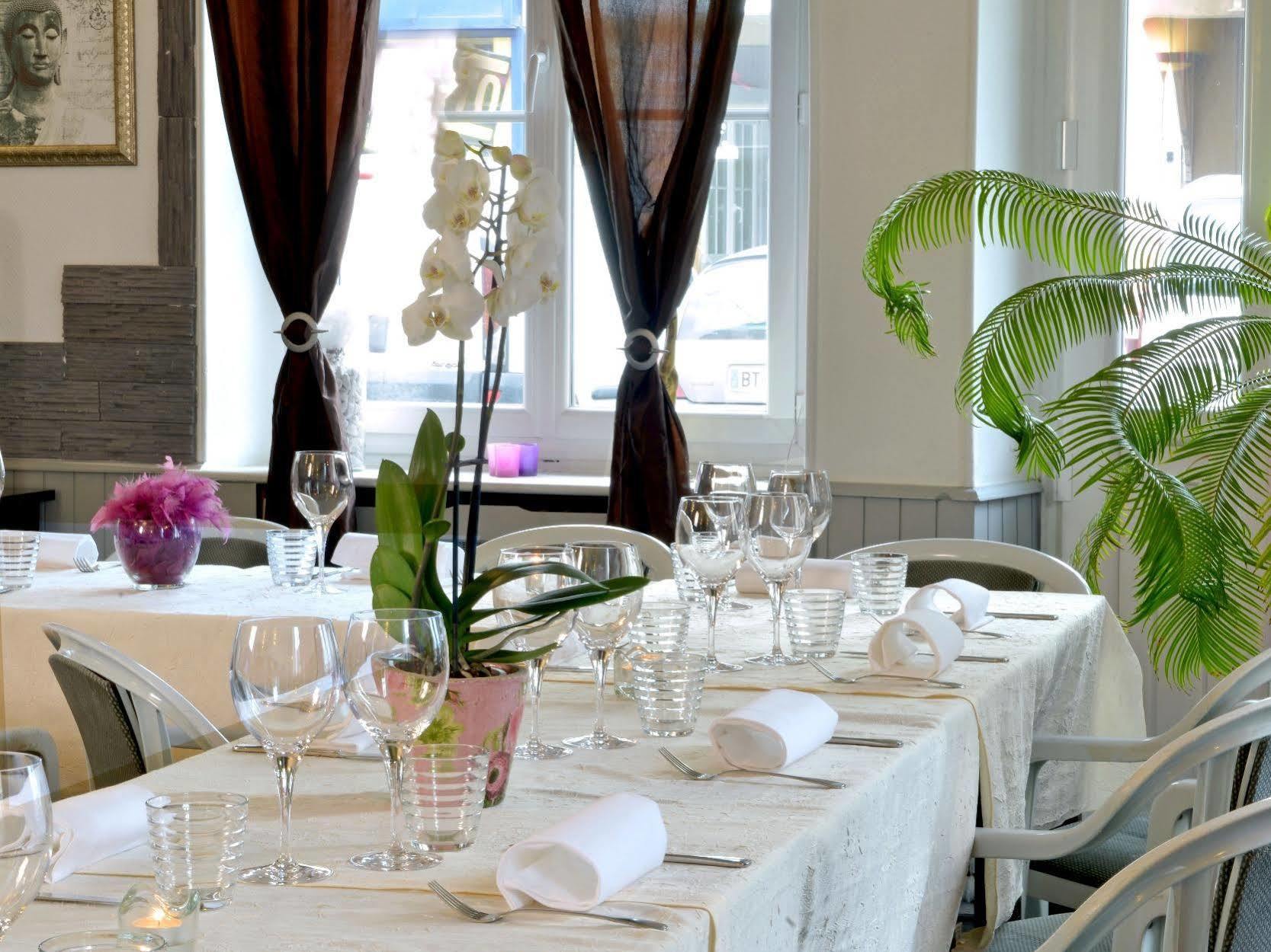 Logis Hotel Au Croissant Buzançais Exteriör bild